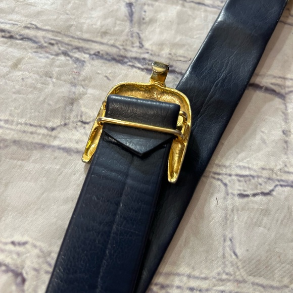 VINTAGE (1973) GOLD TONE TEXTURED DOVES BUCKLE REMOVABLE ON INK NAVY STRAP - Picture 7 of 11
